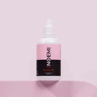 Frasco plástico branco com rótulo rosa e preto para solução de tingimento NOEMI DYE Solution 3%