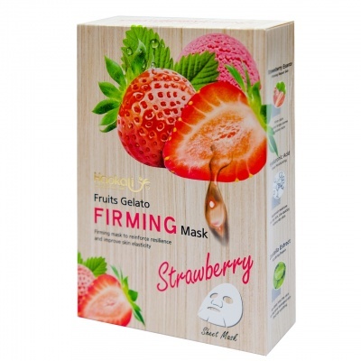 Máscara facial firmadora com morangos vermelhos na embalagem e fundo de madeira clara
