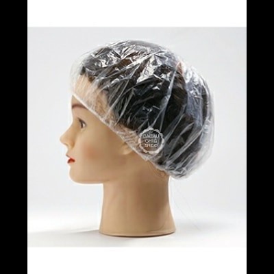 Touca de banho transparente em plástico numa cabeça de manequim