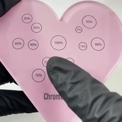 Paleta cor de rosa em forma de coração com círculos numerados e mistura de líquidos