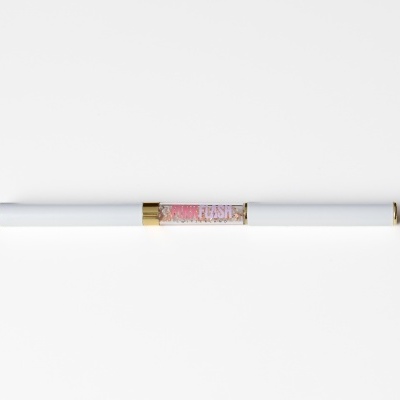 Caneta branca com glitter cor-de-rosa na seção central e detalhes dourados