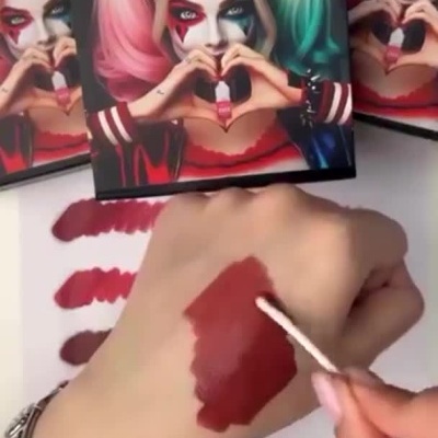 Caixas de pigmentos Harley Quinn e pigmentos aplicados na mão e no papel