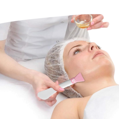 Mulher a receber tratamento facial com aparelho manual e gel