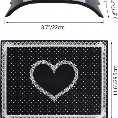 Suporte para manicure preto com frase Luxury Manicure e tapete preto com padrão de pontos brancos e coração de renda