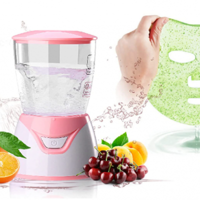 Liquidificador rosa pequeno com frutas e máscara facial verde de gel