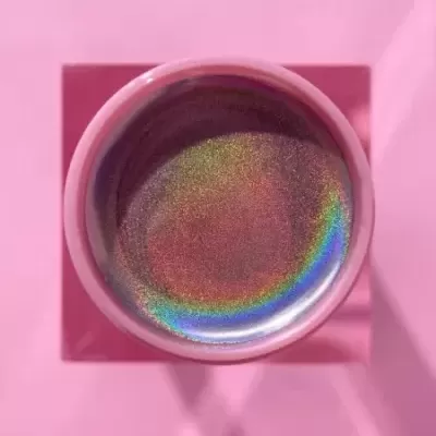 Copo rosa com superfície iridescente e base quadrada rosa