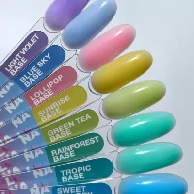 Amostras de verniz de unhas em várias cores pastel com etiquetas de nomes