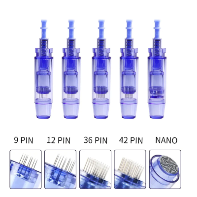 Cinco cartuchos azuis transparentes com várias agulhas para dispositivo médico