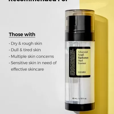 Frasco de Advanced Snail Radiance Dual Essence da COSRX sobre fundo branco e amarelo com texto descritivo