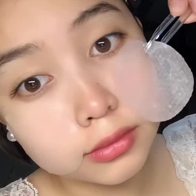 Máscara facial de gel coloidal sendo retirada e aplicada no rosto para brilho saudável