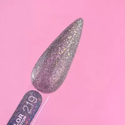 Amostra de verniz para unhas rosa com reflexos brilhantes