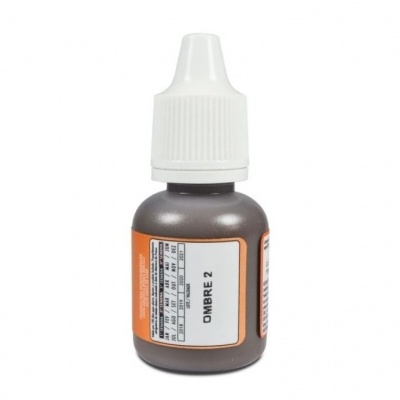 Frasco pequeno de tinta marrom com tampa branca e etiqueta com texto OMBRE 2