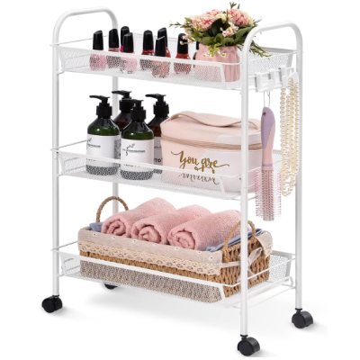 Carrinho branco de metal com três prateleiras carregado com produtos de beleza e toalhas cor-de-rosa