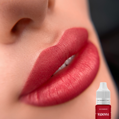 Lábios vermelhos mate e frasco pequeno de pigmento labial vermelho