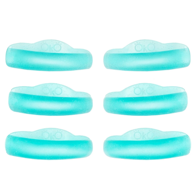 Seis clips de cabelo azuis translúcidos com inscrição OKO