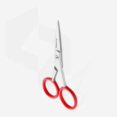 Tesoura com lâminas metálicas prateadas e cabo vermelho