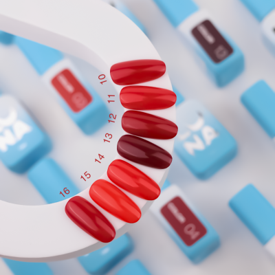 amostras de verniz de unhas em tons de vermelho numeradas num mostruário