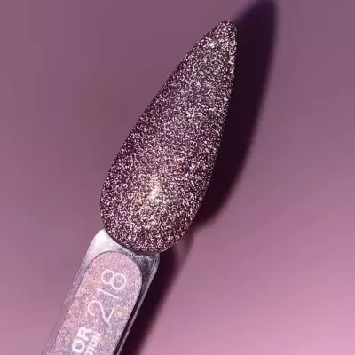 Verniz de unhas glitter roxo com texto COLOR REFLECTION 218