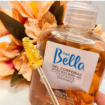 Frasco de gel corporal Depil Bella âmbar com Tampa Transparente e flor alaranjada ao fundo