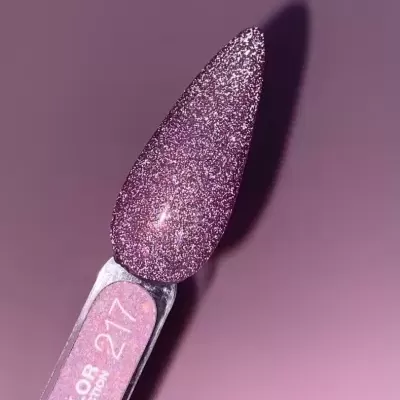 Amostra de verniz roxo glitter em suporte transparente com etiqueta