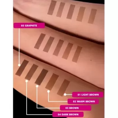 Swatches de 5 tons de maquilhagem castanha em três braços diferentes etiquetados por nome e número