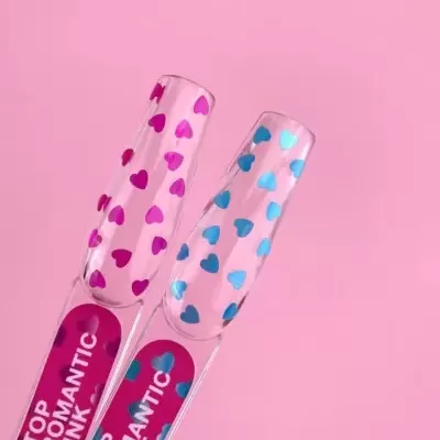 Amostras de verniz para unhas com corações rosa e azuis em fundo rosa