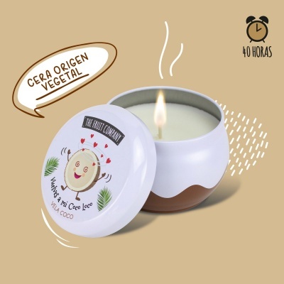 Vela branca com tampa decorada e texto, em fundo bege.