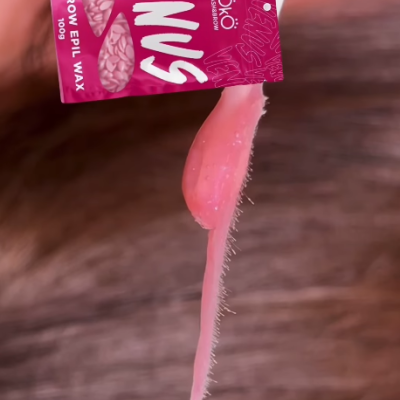 Pacote rosa de cera depilatória VEGAS EYEBROW EPIL WAX 100g com cera cor de rosa esticada
