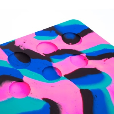 Tabuleiro de silicone colorido com buracos redondos
