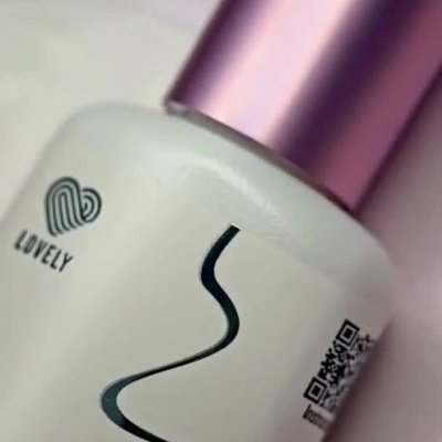 Sequência com aplicador de espuma, frasco azul, frasco branco, gota vermelha no algodão e close-ups de olhos com pestanas antes e depois.