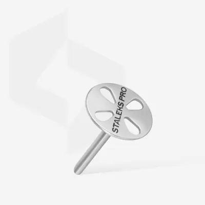 Ferramenta metálica redonda com texto STALEKS PRO