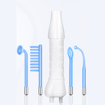 Dispositivo branco com quatro acessórios azuis sobre fundo branco