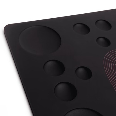 Tapete preto com relevos circulares e linha rosa
