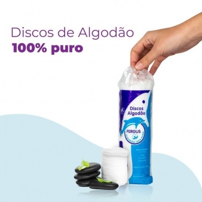Pacote azul e branco de discos de algodão da marca Fergus com mão a retirar disco, pedras pretas e folhas verdes ao lado