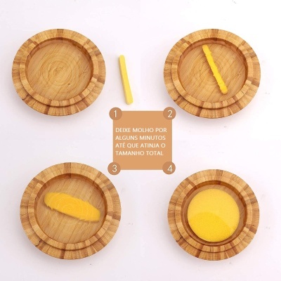 Quatro pratos de madeira com pedaços amarelos e instruções de molho em português