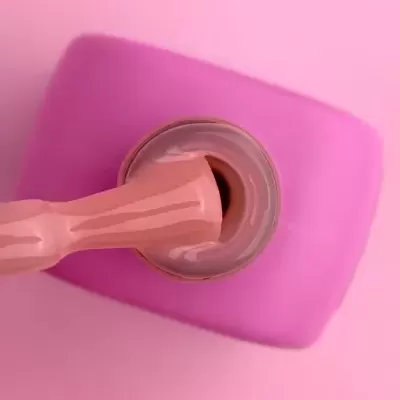 Verniz de unhas rosa com pincel dentro do frasco