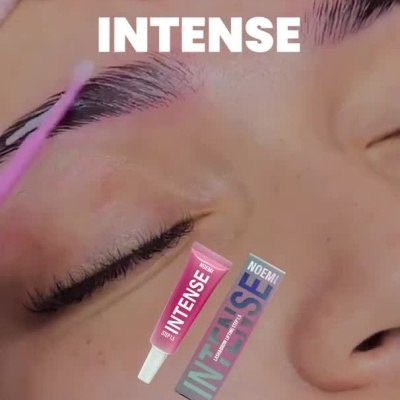 Aplicação de produto para sobrancelhas Noemi Intense em vídeo