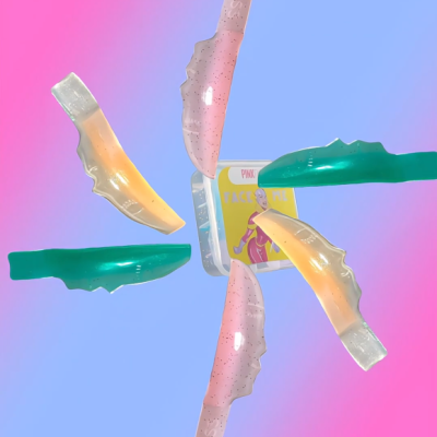 Produtos gelatinosos coloridos e pacote quadrado PINK FACE GEL sobre fundo azul e rosa.