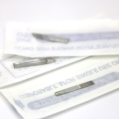 Agulhas descartáveis para tatuagem com embalagem branca e texto azul