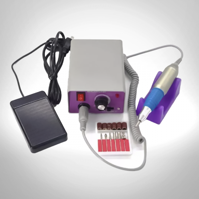 Ferramenta elétrica para manicure com caixa branca e lilás, pedal preto, e brocas