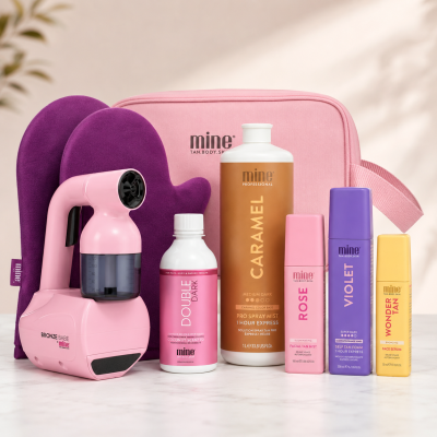 Conjunto de produtos para bronzeamento mine com máquina rosa, luvas roxas e frascos coloridos ao lado de estojo rosa.