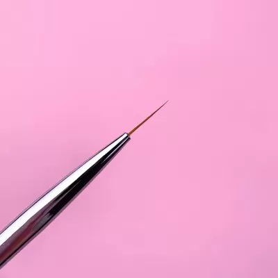 Pincel fino para nail art com cabo metálico prateado e cerdas castanhas