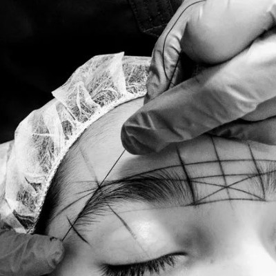 Procedimento de micropigmentação na sobrancelha em ambiente clínico