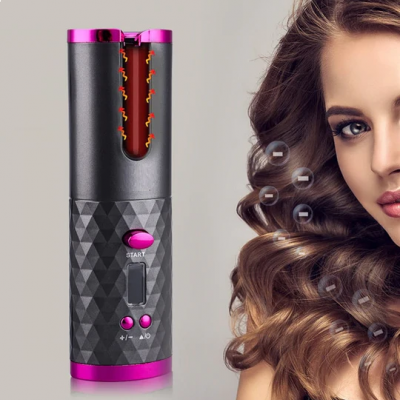 Modelador de cabelo automático cinza com detalhes rosa ao lado de mulher com cabelo castanho ondulado