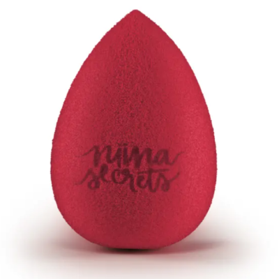 Esponja de maquilhagem vermelha com texto 'nima secrets'