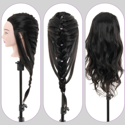 Moldes de cabeça para treino de penteado com cabelo preto em diferentes estilos sobre suportes