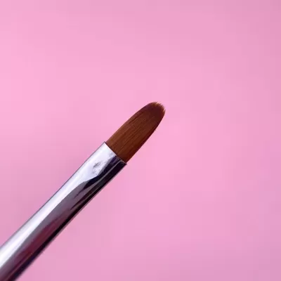 Pincel de maquiagem com cabo metálico prateado e cerdas castanhas