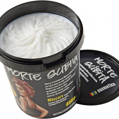 Pote preto de máscara capilar branca com tampa ao lado e rótulo preto da marca loza cosmetics