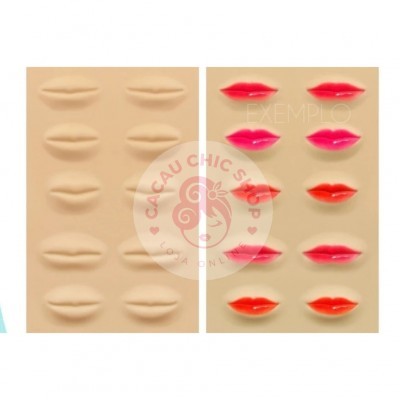 Dois tabuleiros com moldes de lábios, um com lábios sem cor, outro com lábios coloridos em tons de rosa, vermelho e laranja.