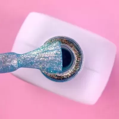 Verniz de unhas azul com brilho metalizado e pincel